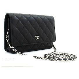 CHANEL Geldbörse mit Kette aus genarbtem Kalbsleder in Schwarz
