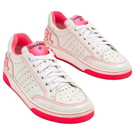 Sneakers basse in pelle di vitello bianca Chanel chic con logo CC taglia 36, usate