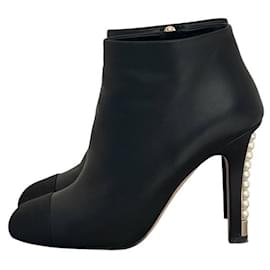 Botines de cuero negro Chanel con tacón de perlas Talla 38.5 Usado