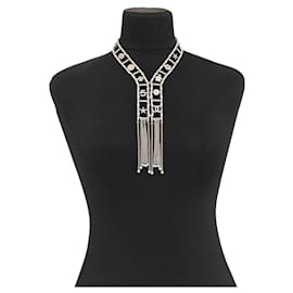 Collana dichiarativa in perle e charm Chanel usata