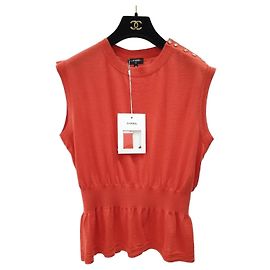 Top de jersey Chanel rojo coral con botones CC, talla 40, de segunda mano