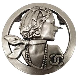 Spilla Mademoiselle in tono argento Chanel usata