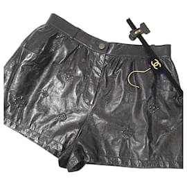Chanel Shorts aus schwarzem Leder mit Camellia CC-Logo Größe 46 gebraucht