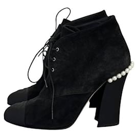 Schwarze Wildleder-Stiefeletten von Chanel mit Schnürung und Perlen - Größe 38,5 Gebraucht