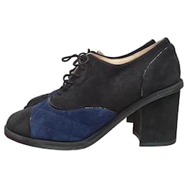 Botines Oxford de tacón bloque CC en ante azul negro Chanel 38 de segunda mano