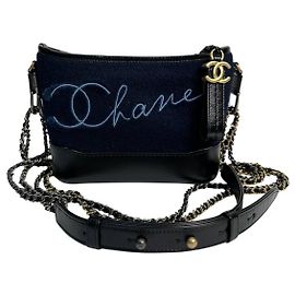 Borsa Gabrielle in ricamo tessile blu navy Paris-Hamburg di Chanel