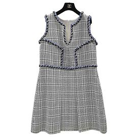 Ärmelloses Kleid aus silbernem Tweed mit weiß-blauem Zickzackmuster CHANEL Größe 46 Gebraucht