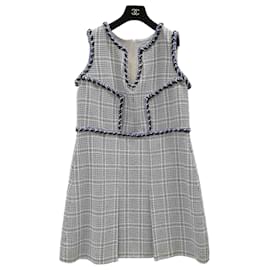 Robe sans manches en tweed argenté à rayures en chevron blanche et bleue CHANEL Taille 46 D'occasion - Chanel