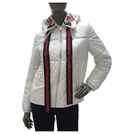 Chaleco puffer Gucci blanco con cuello de rosa talla 42 de segunda mano