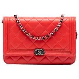 Carteira Boy em couro de cordeiro matelado vermelho Chanel com corrente