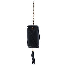 Clutch rettangolare in pelle di agnello nero Chanel Metiers d'Art CC con catena e nappina