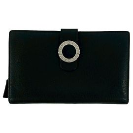 Bulgari Billetera bi-fold de cuero negro Bvlgari