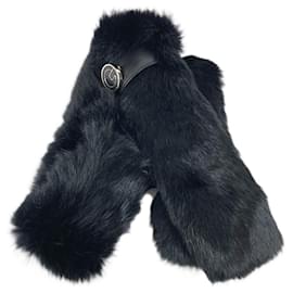 Sciarpa in pelliccia con logo G di Gucci