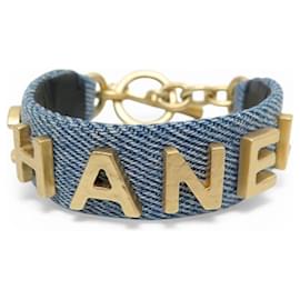 BRAZALETE LOGO CHANEL AB3354 METAL DORADO & DENIM AZUL 15.5CM BANGLE JEANS AZUL