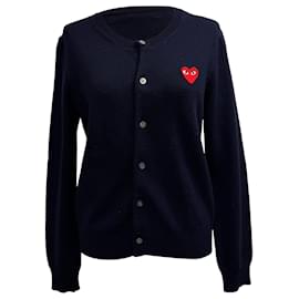 Kardigan aus marineblauer Wolle mit Herz-Logo-Patch von Comme Des Garçons Play - Comme Des Garcons