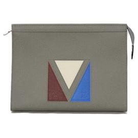 Borsa a pochette in pelle Taiga Louis Vuitton in grigio ghiaccio
