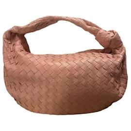 Bolsa Bottega Veneta Jodie PM de Couro Coral
