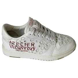 Sneakers Valentino Garavani in pelle bianca con motivi floreali