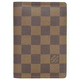 Reisepasshülle aus Damier-Canvas von Louis Vuitton