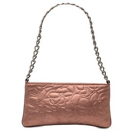 Pochette Camelia in pelle di agnello metallica rosa goffrata di Chanel