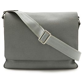 Bolsa mensageiro de couro Taiga Roman MM da Louis Vuitton