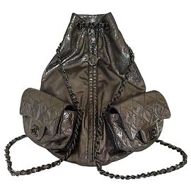 Mochila mini Chanel plateada metálica