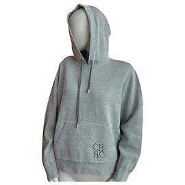 Sudadera gris CAROLINA HERRERA – casual chic y minimalista ✨