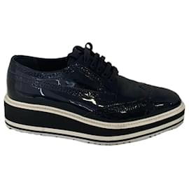 Prada Brogues Marineblau Lackleder