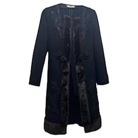 Cappotto Prada in lana nera con bordo in visone