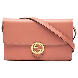 Billetera de cuero rosa Gucci con logo G entrelazado en la correa