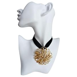 Pendentif et broche des années 1980 Yves Saint Laurent plaqué or