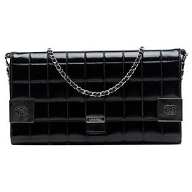 Clutch en cadena de charol negro CC chocolate de Chanel