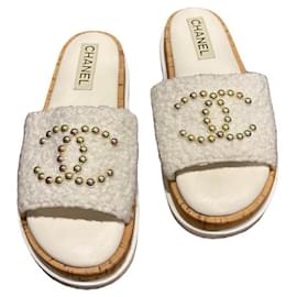 Infradito in Panno Bianco con Logo CC di Chanel