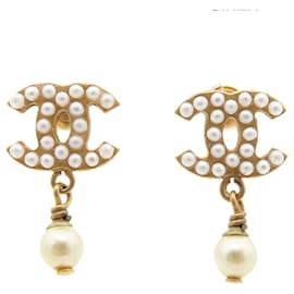 Orecchini a pressione in perla finta dorata CC di Chanel