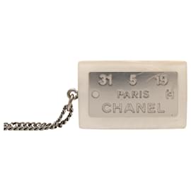 Collana pendente con placca indirizzo in resina bianca e ottone placcato logo Chanel
