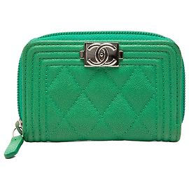 Monedero Boy de caviar acolchado verde de Chanel