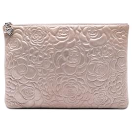 Clutch O Camelia in pelle di agnello metallica rosa con CC in rilievo di Chanel
