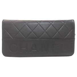 Cartera larga matelassé de Chanel en cuero negro