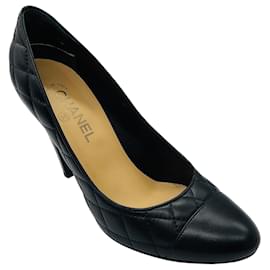 Pumps in pelle trapuntata Chanel nera / argento con logo CC