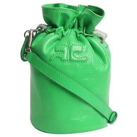 Courreges Eimer Tasche aus acidgrünem Lackleder mit Toggle-Verschluss