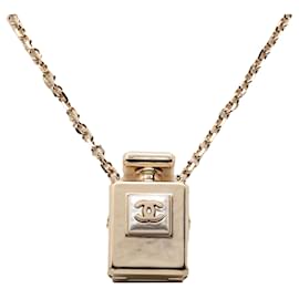 Collana pendente a forma di bottiglia di profumo Chanel CC in oro placcato