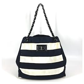 Borsa a spalla Chanel 2.55 con bordo in metallo