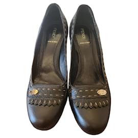 Zapatos Fendi de cuero negro con flecos
