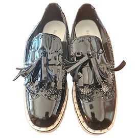 Autre Marque Schwarze Lacklederschuhe mit Quasten und Nieten