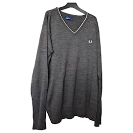 Fred Perry grauer Wollpullover mit V-Ausschnitt M (38/40) mit gesticktem Logo, klassisches feines Strick für Herren