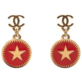 Orecchini pendenti in smalto dorato a forma di stella CC di Chanel