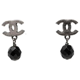 Orecchini pendenti in ottone argentato CC di Chanel con perline
