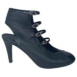 Tacones de Chanel en cuero con detalles de logo CC