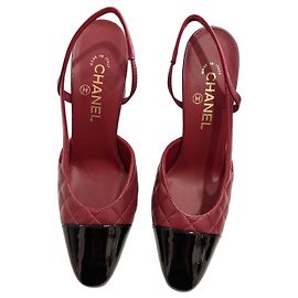 Tacones slingback Chanel 9 cm. Matthieu Blazy. Cuero acolchado burdeos/negro