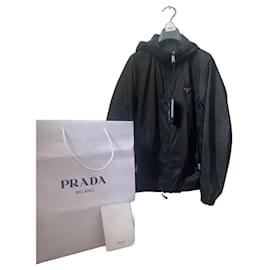 Giacca nera con cappuccio reversibile di Prada